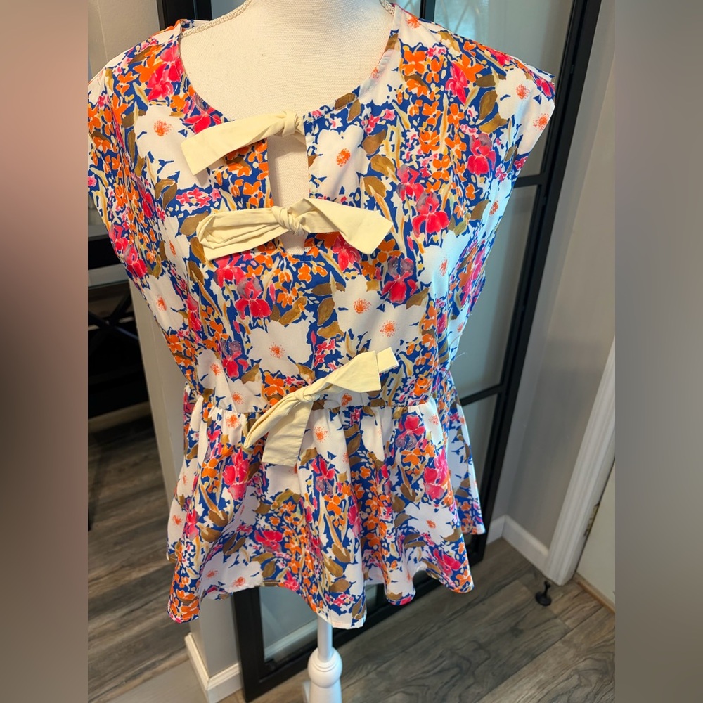 NWT…Boutique Floral Pattern Bow Detail Peplum Sleeveless Top…Size Medium